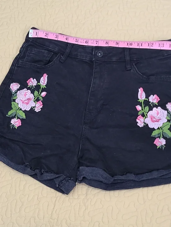 GUESS Rose embroidered hi rise cuffed denim jean shorts size 30 - Picture 8 of 10